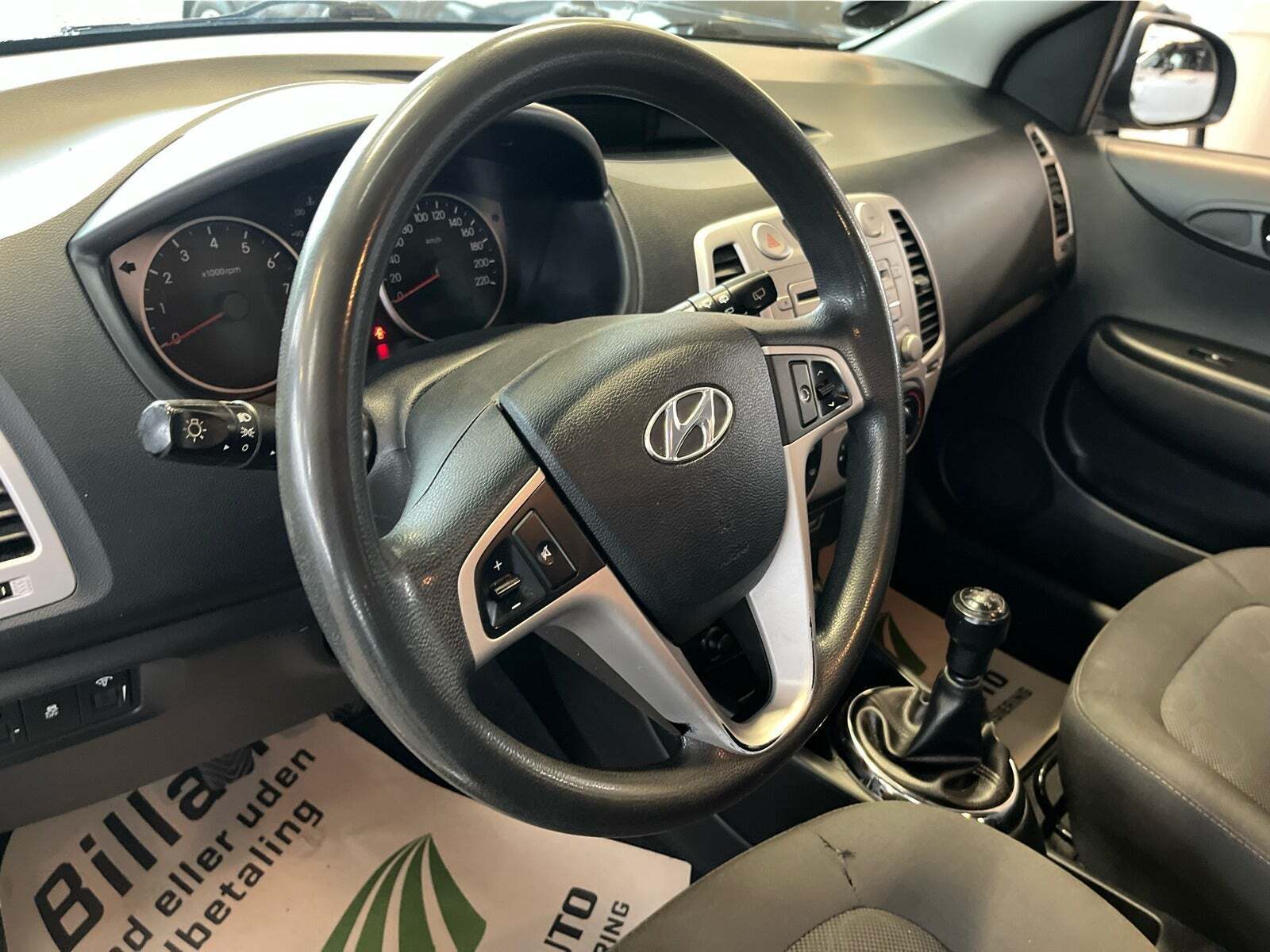 Blå Hyundai i20 fra 2012