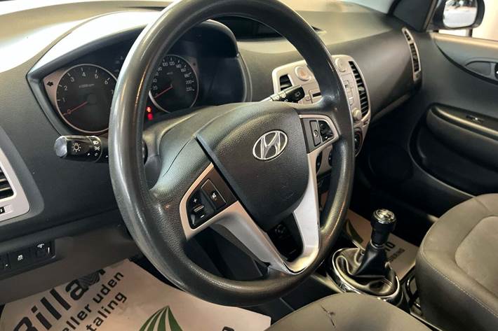 Blå Hyundai i20 fra 2012