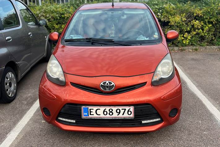 Brun Toyota Aygo fra 2012