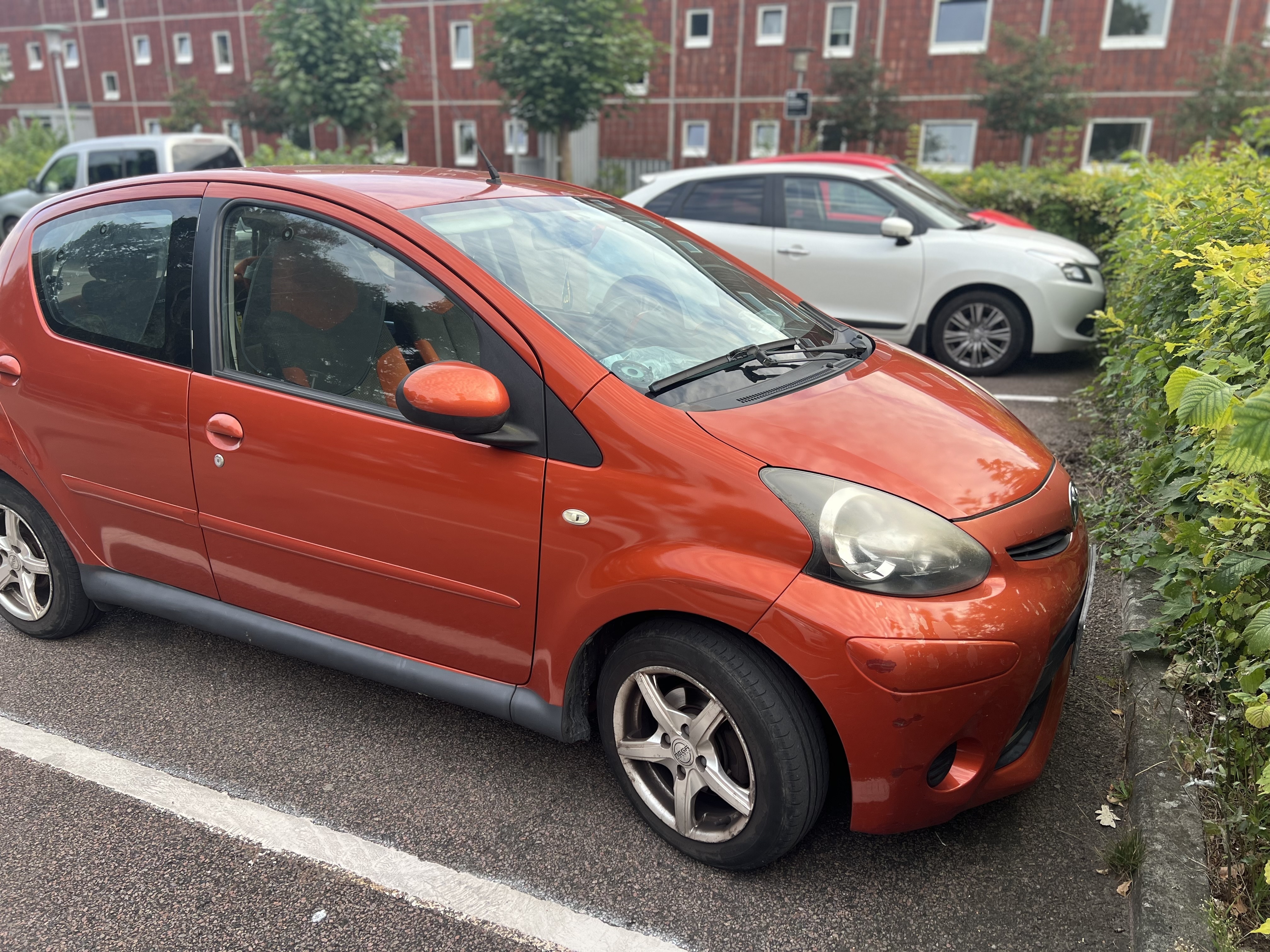 Brun Toyota Aygo fra 2012