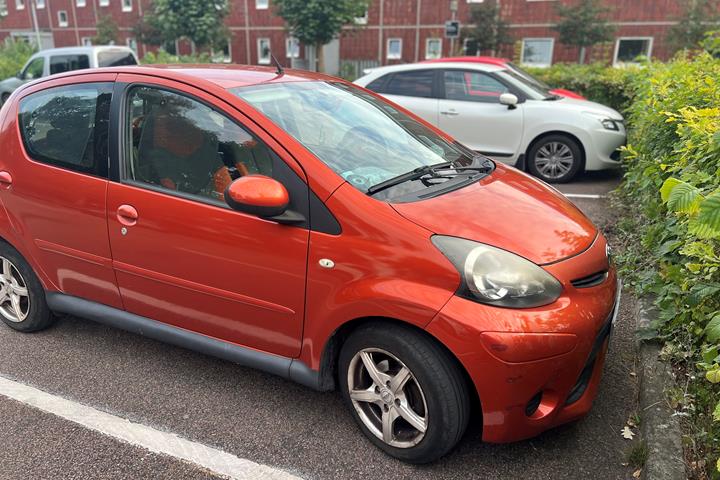 Brun Toyota Aygo fra 2012