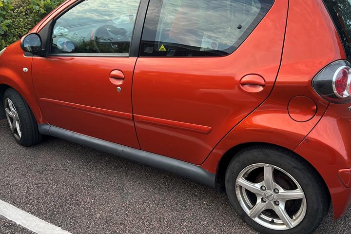 Brun Toyota Aygo fra 2012