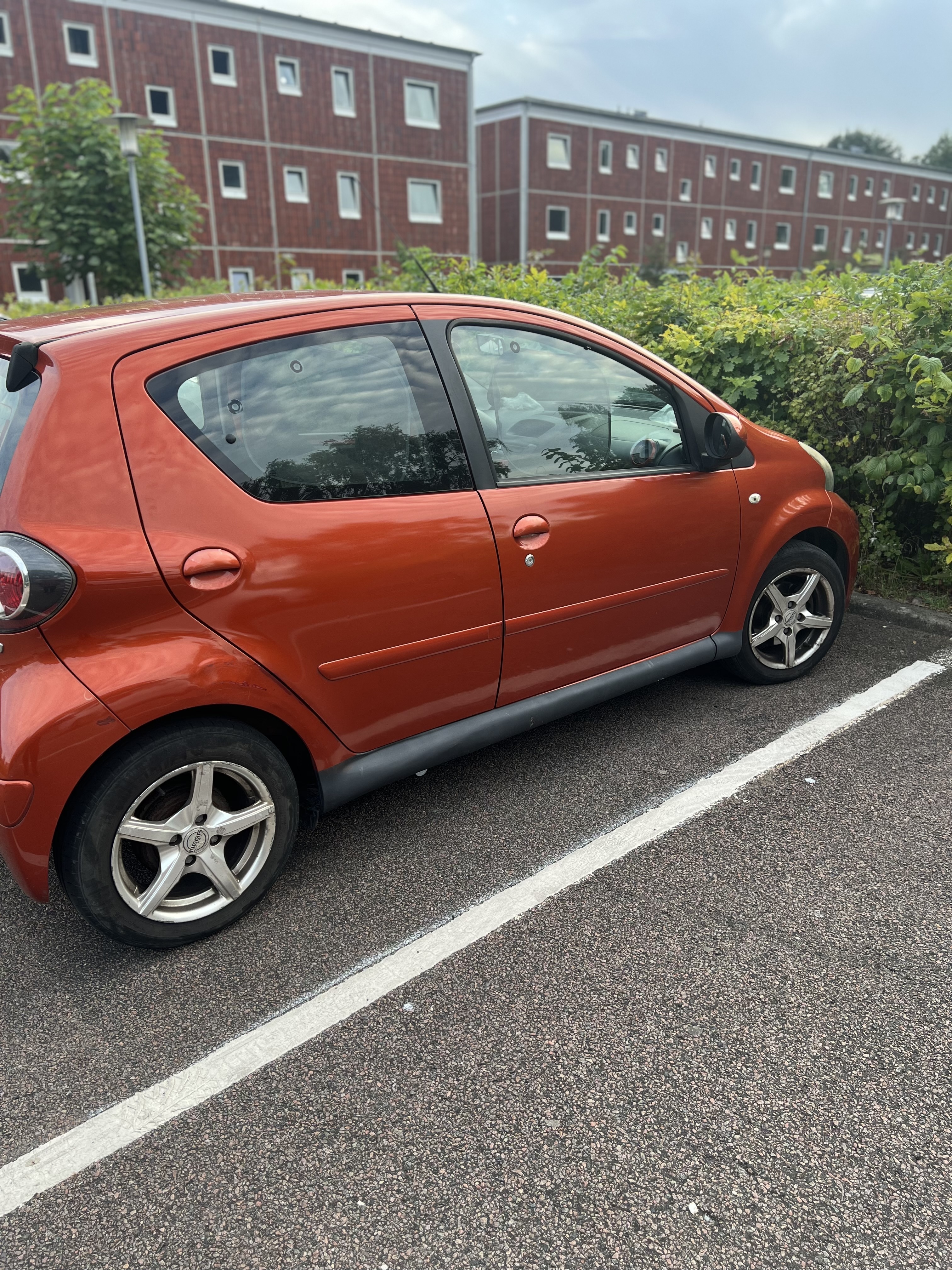 Brun Toyota Aygo fra 2012