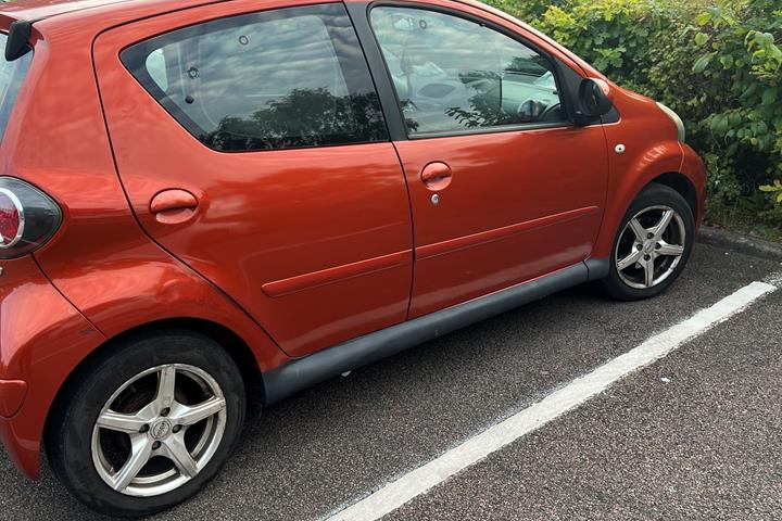 Brun Toyota Aygo fra 2012
