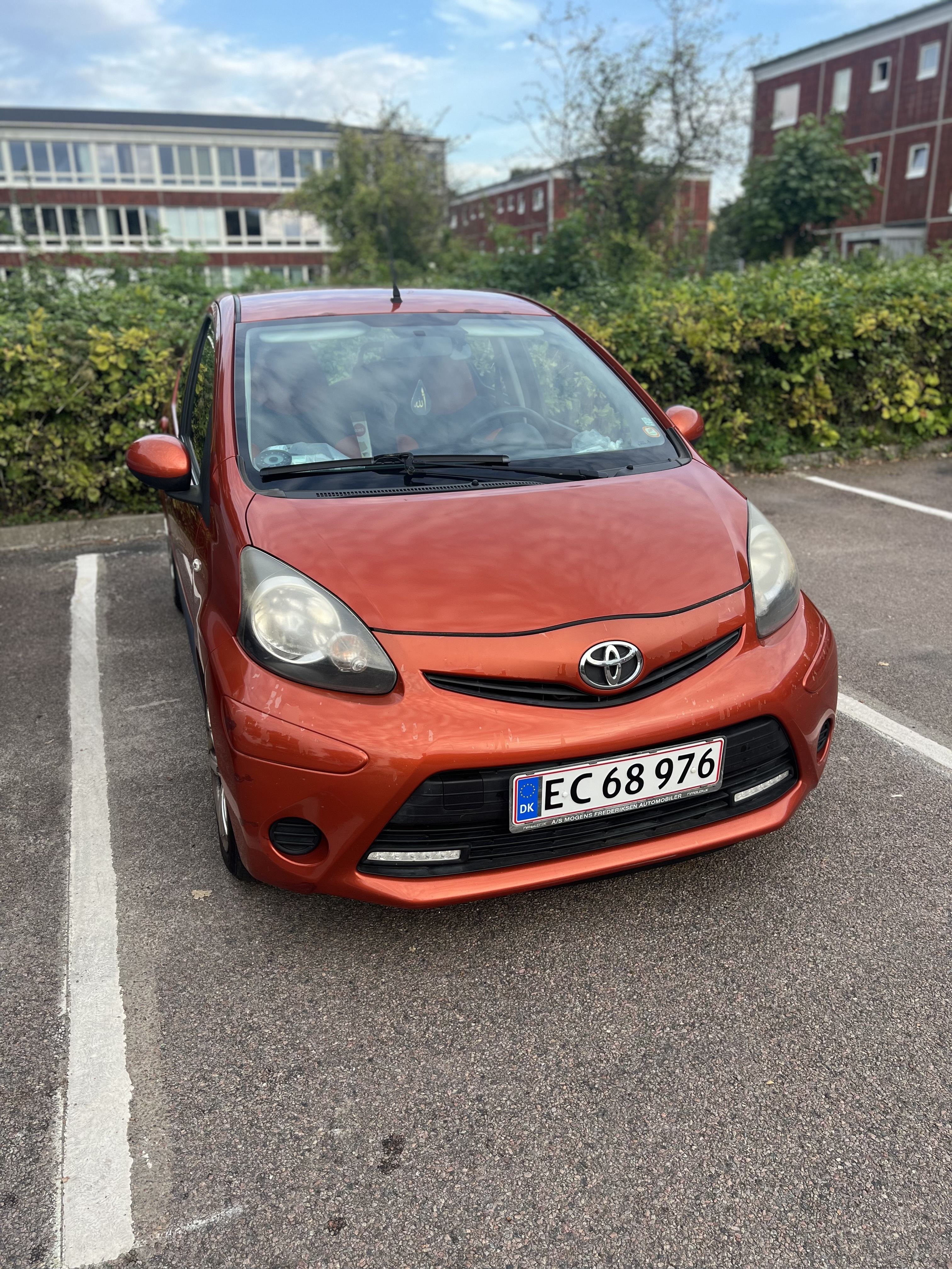Brun Toyota Aygo fra 2012
