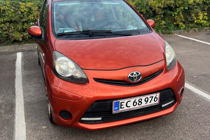 Brun Toyota Aygo fra 2012