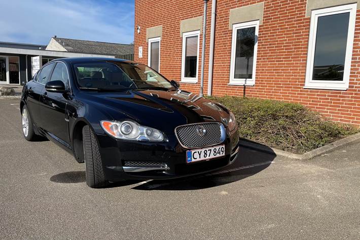 Sort Jaguar XF fra 2010