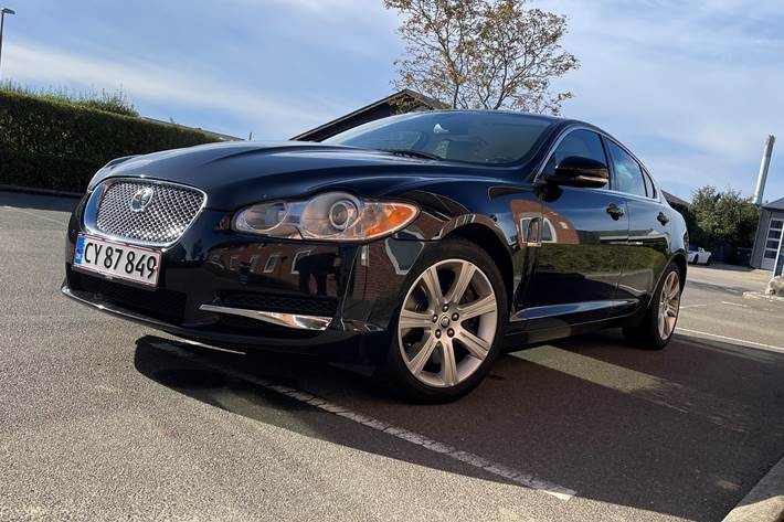 Sort Jaguar XF fra 2010