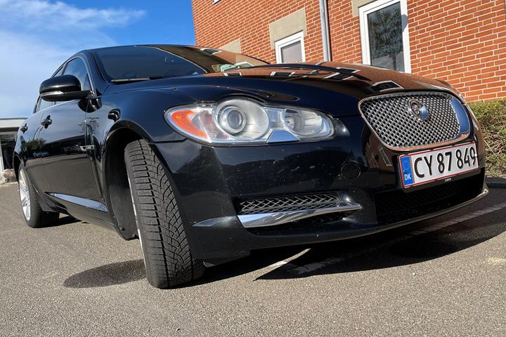Sort Jaguar XF fra 2010