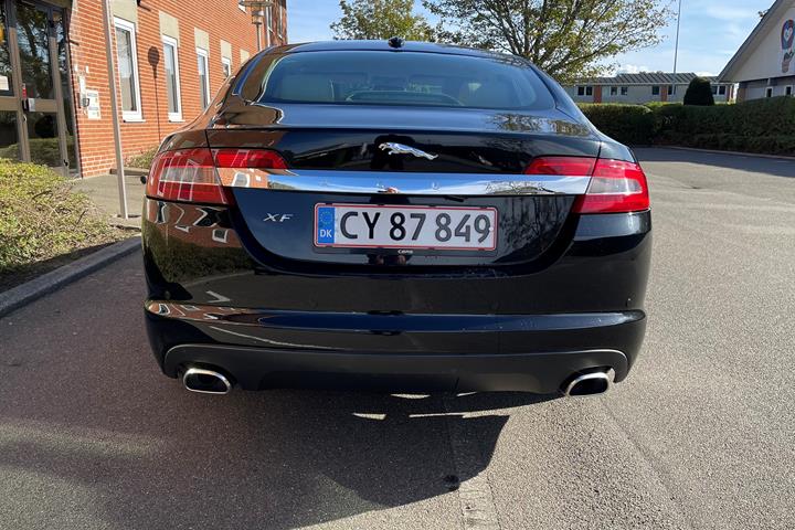 Sort Jaguar XF fra 2010