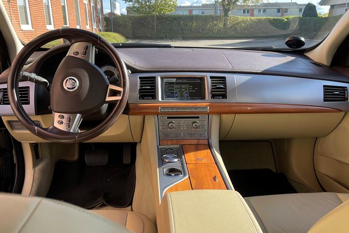 Sort Jaguar XF fra 2010