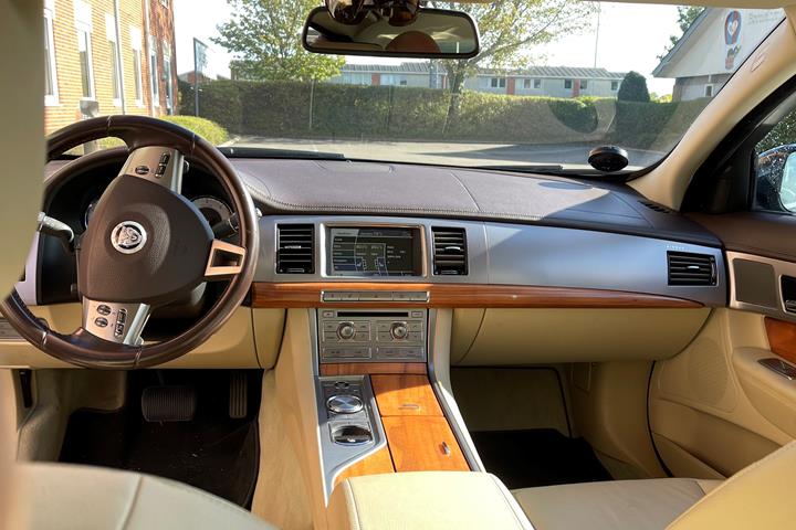Sort Jaguar XF fra 2010