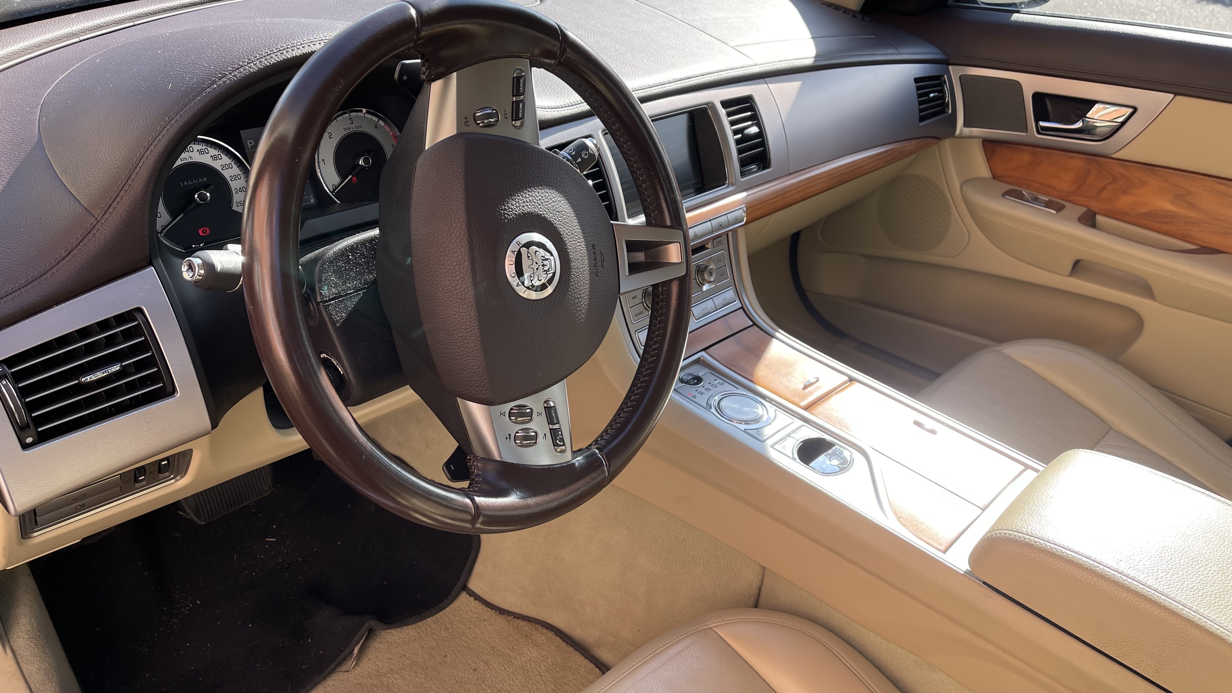 Sort Jaguar XF fra 2010