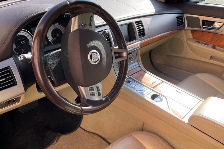 Sort Jaguar XF fra 2010