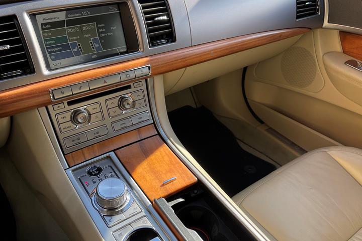 Sort Jaguar XF fra 2010