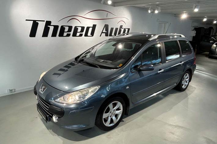 Grå Peugeot 307 fra 2006 set udefra