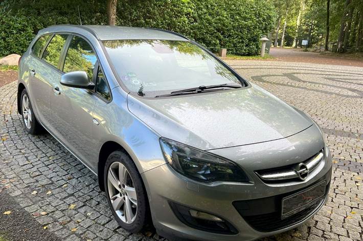 Sølv Opel Astra fra 2015 set udefra