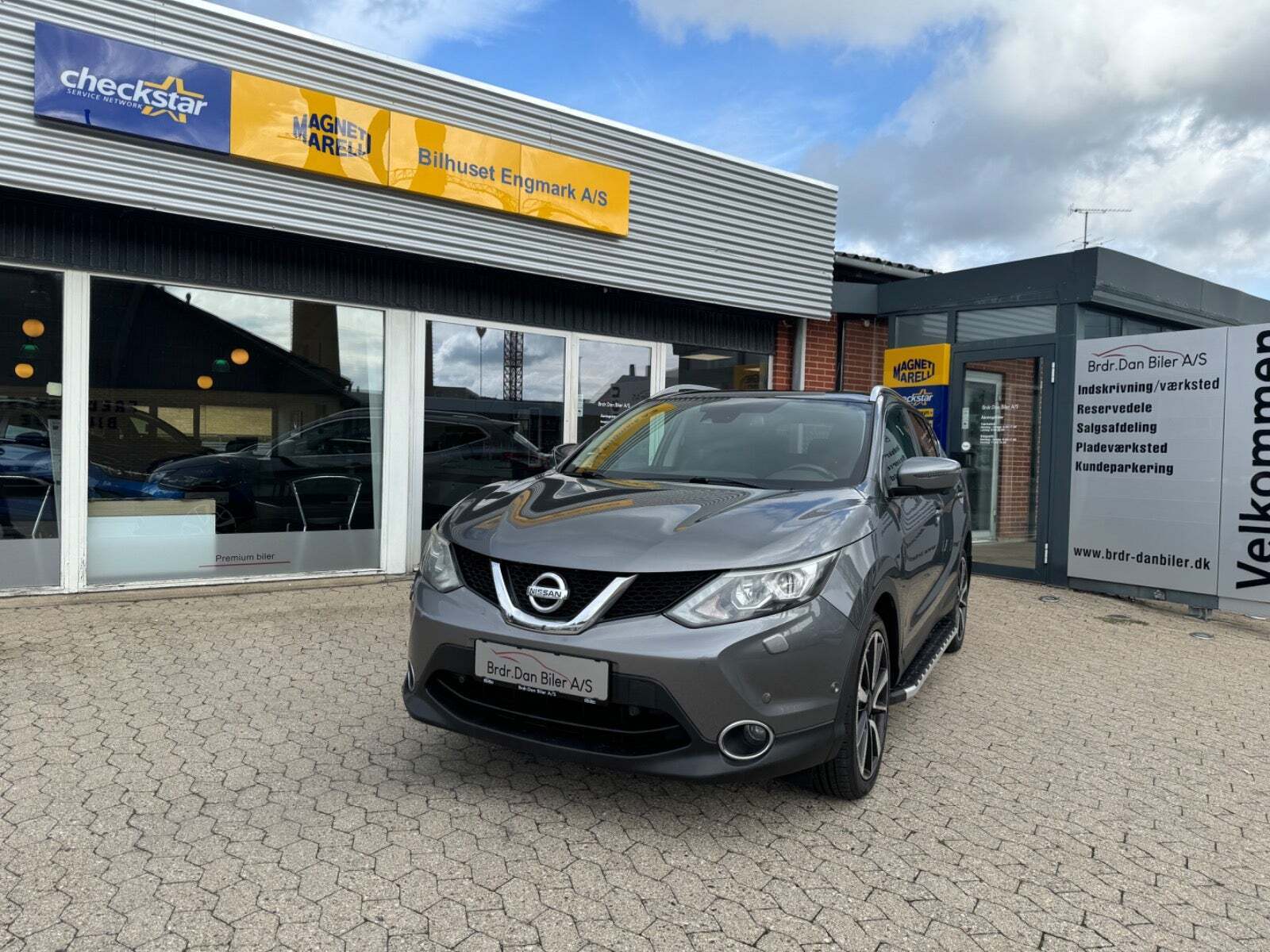 Grå Nissan Qashqai fra 2014
