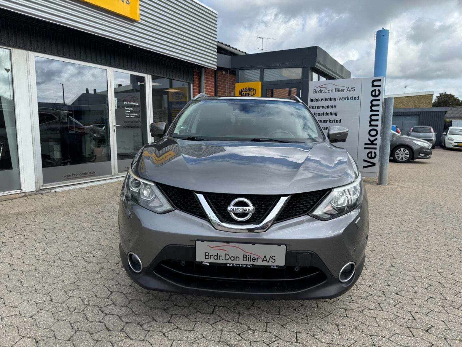 Grå Nissan Qashqai fra 2014