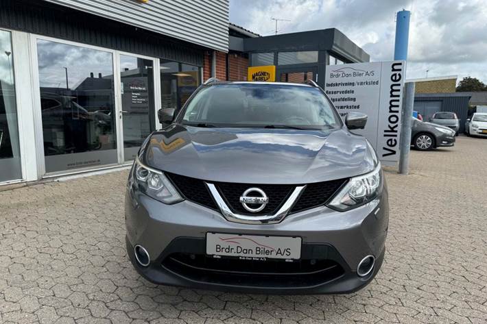 Grå Nissan Qashqai fra 2014