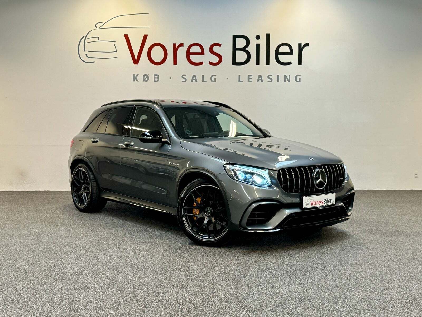 Grå Mercedes GLC63 fra 2018