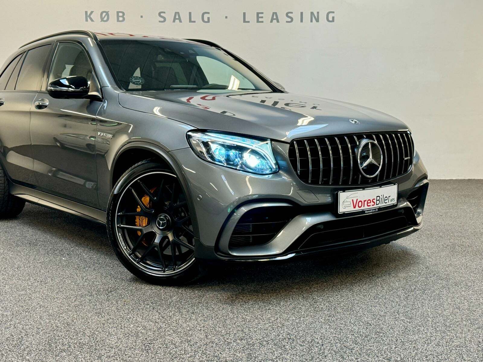 Grå Mercedes GLC63 fra 2018