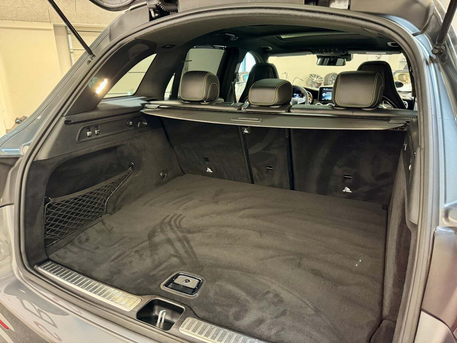 Grå Mercedes GLC63 fra 2018