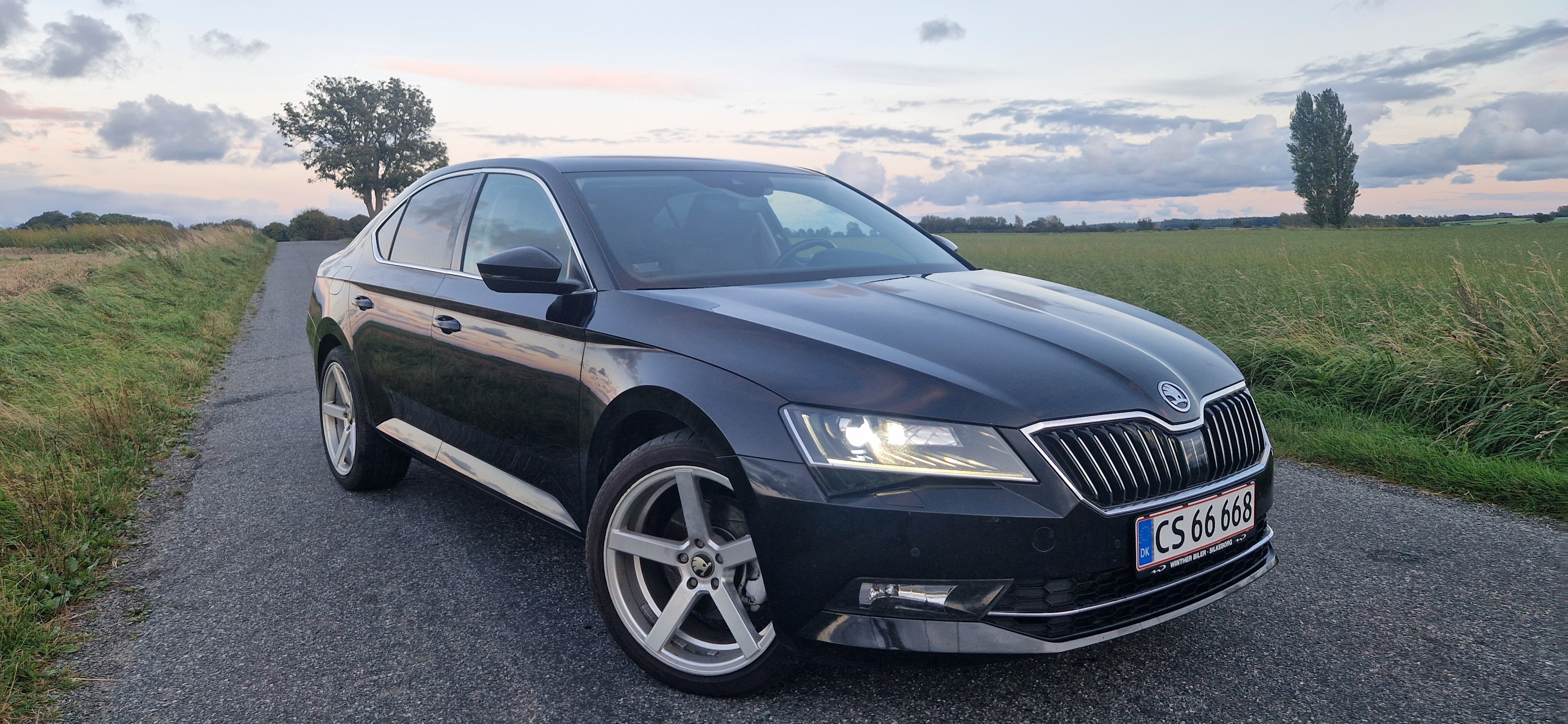 Sort Skoda Superb fra 2016