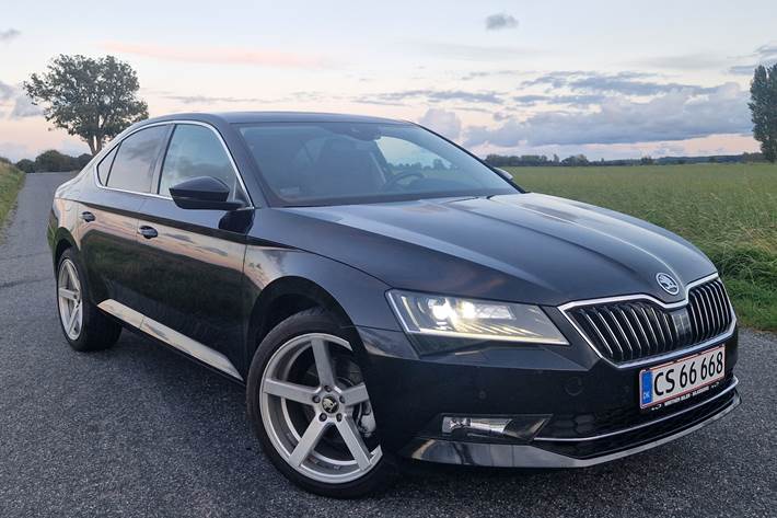 Sort Skoda Superb fra 2016