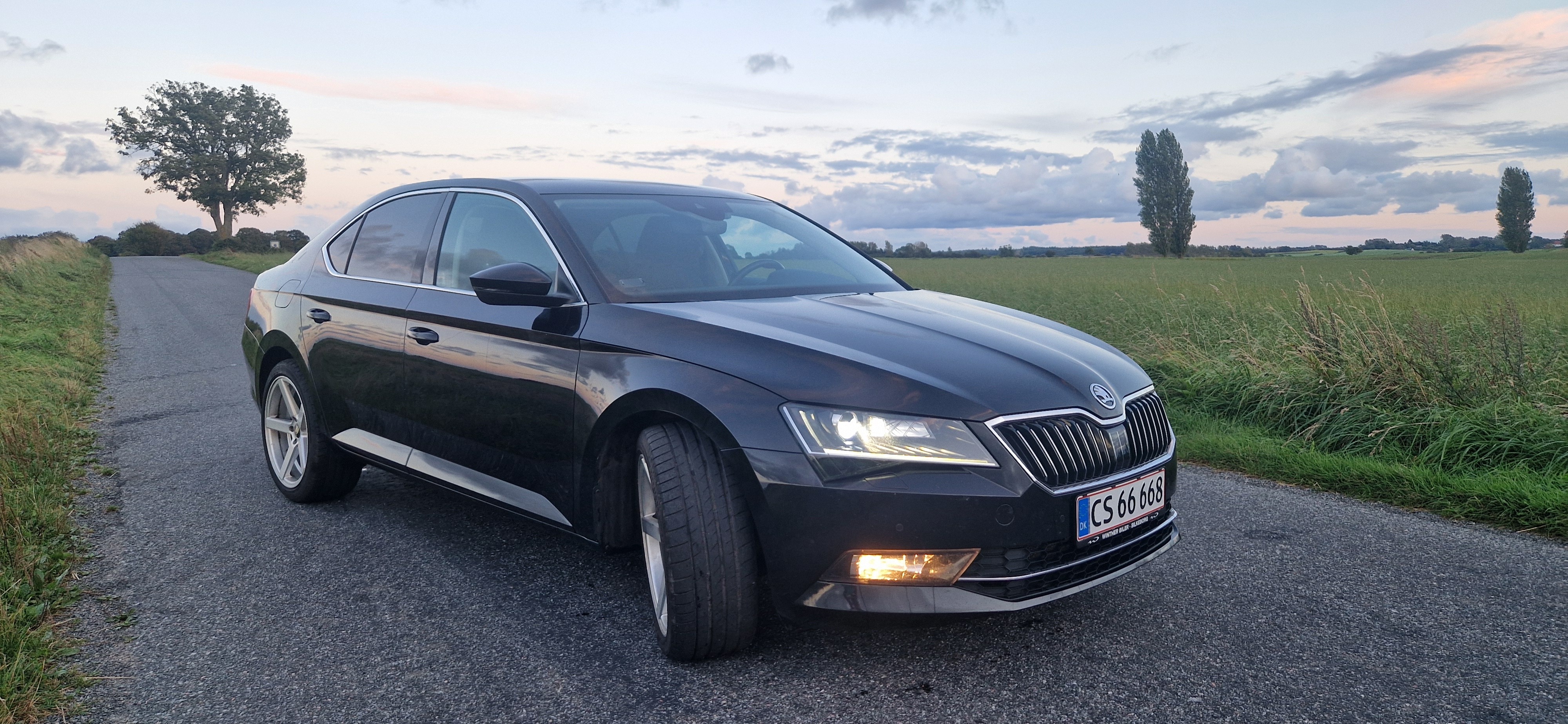 Sort Skoda Superb fra 2016