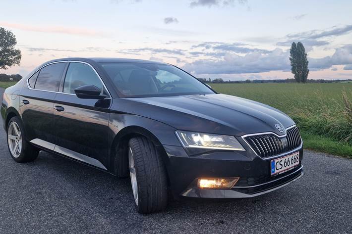 Sort Skoda Superb fra 2016
