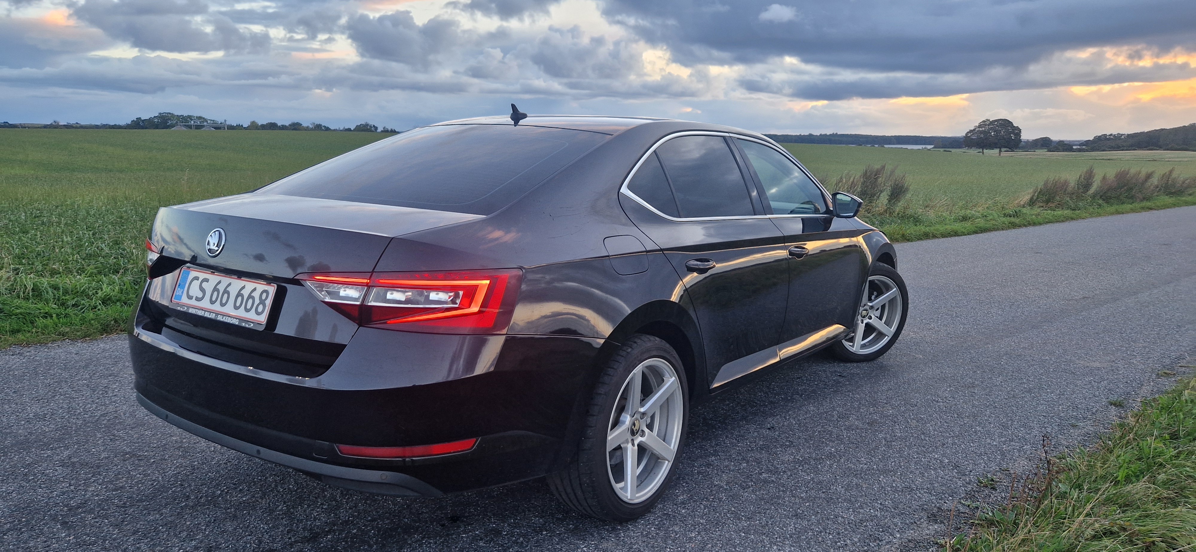 Sort Skoda Superb fra 2016