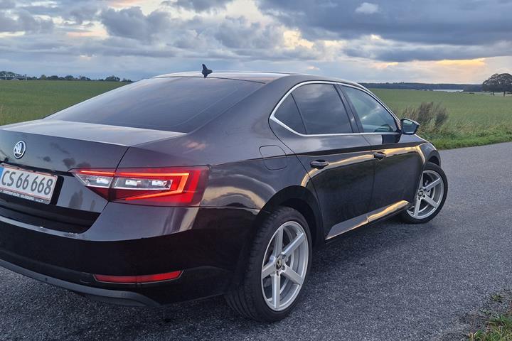Sort Skoda Superb fra 2016