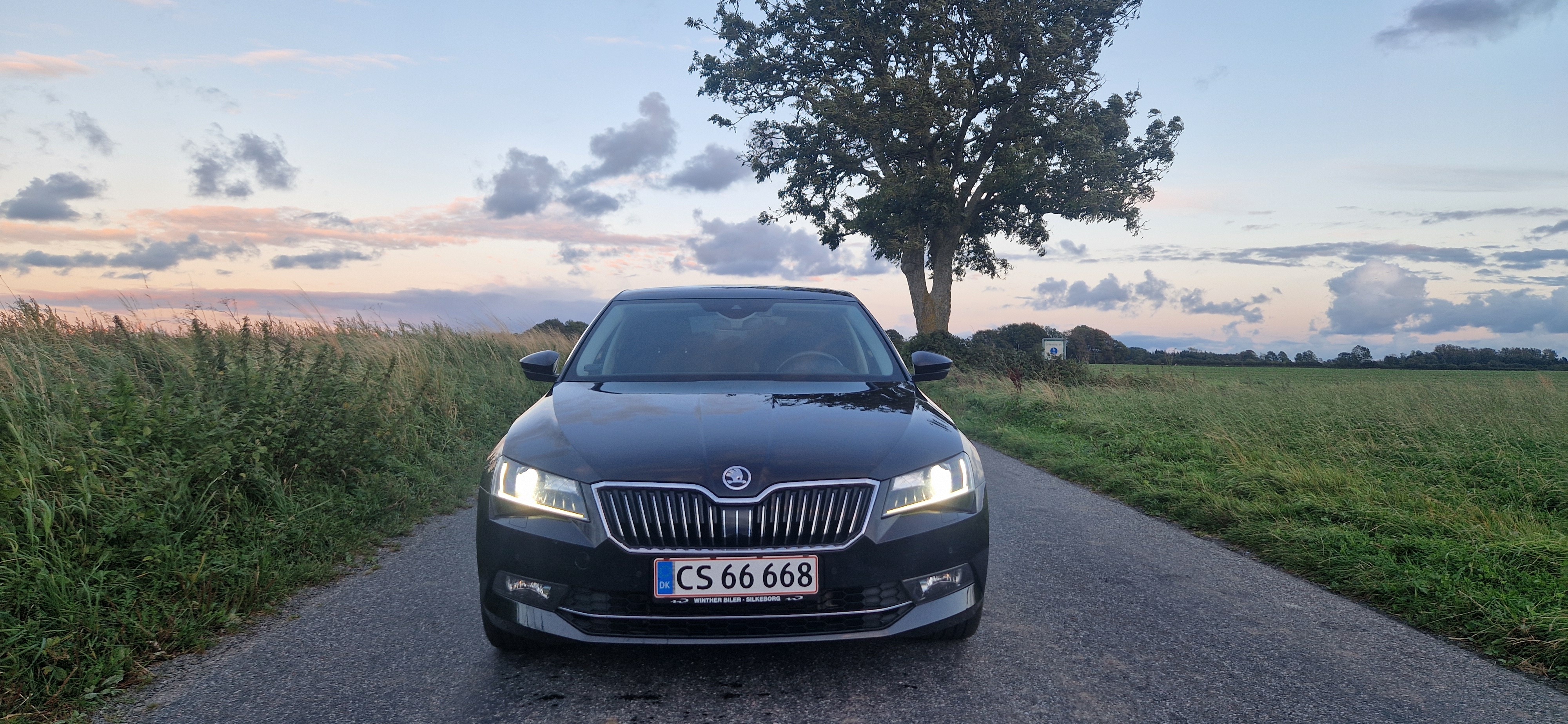 Sort Skoda Superb fra 2016