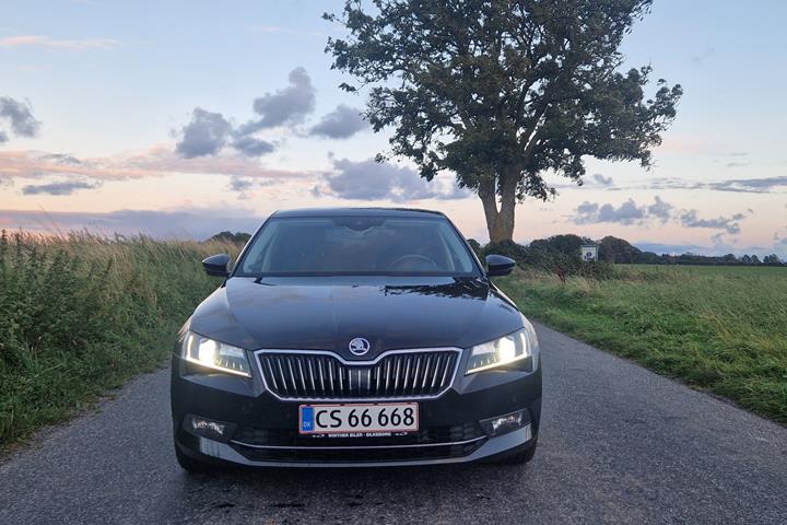 Sort Skoda Superb fra 2016