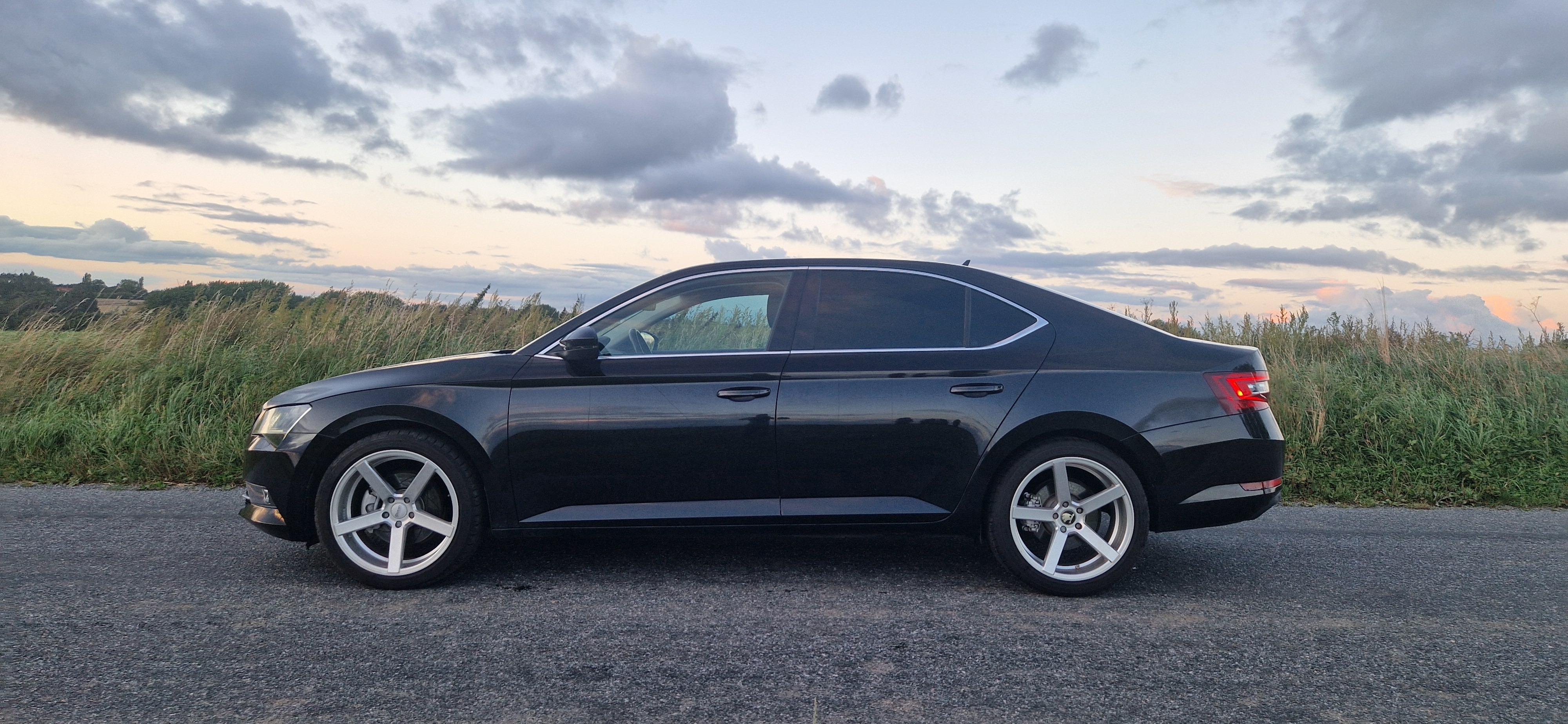 Sort Skoda Superb fra 2016