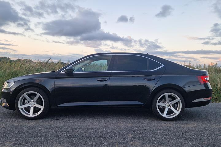 Sort Skoda Superb fra 2016