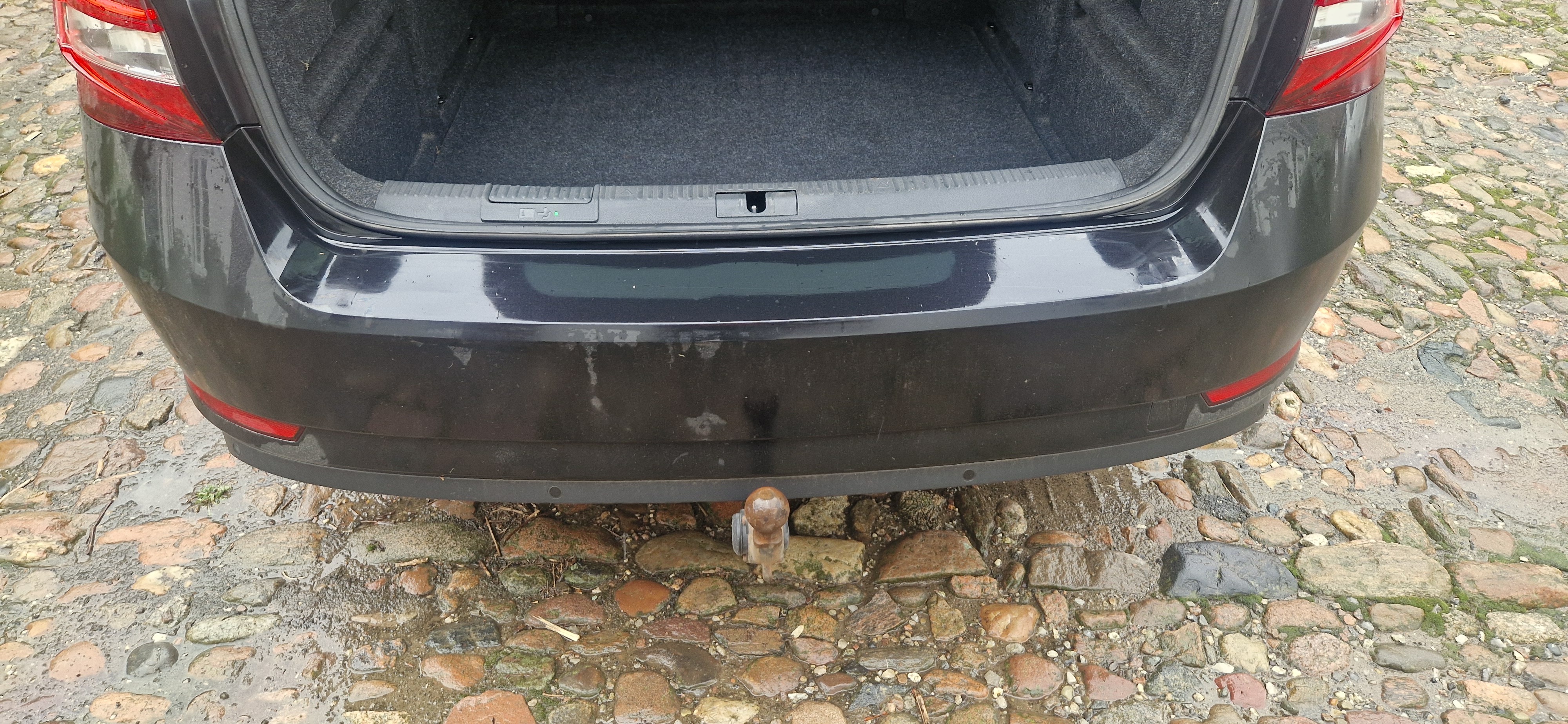Sort Skoda Superb fra 2016