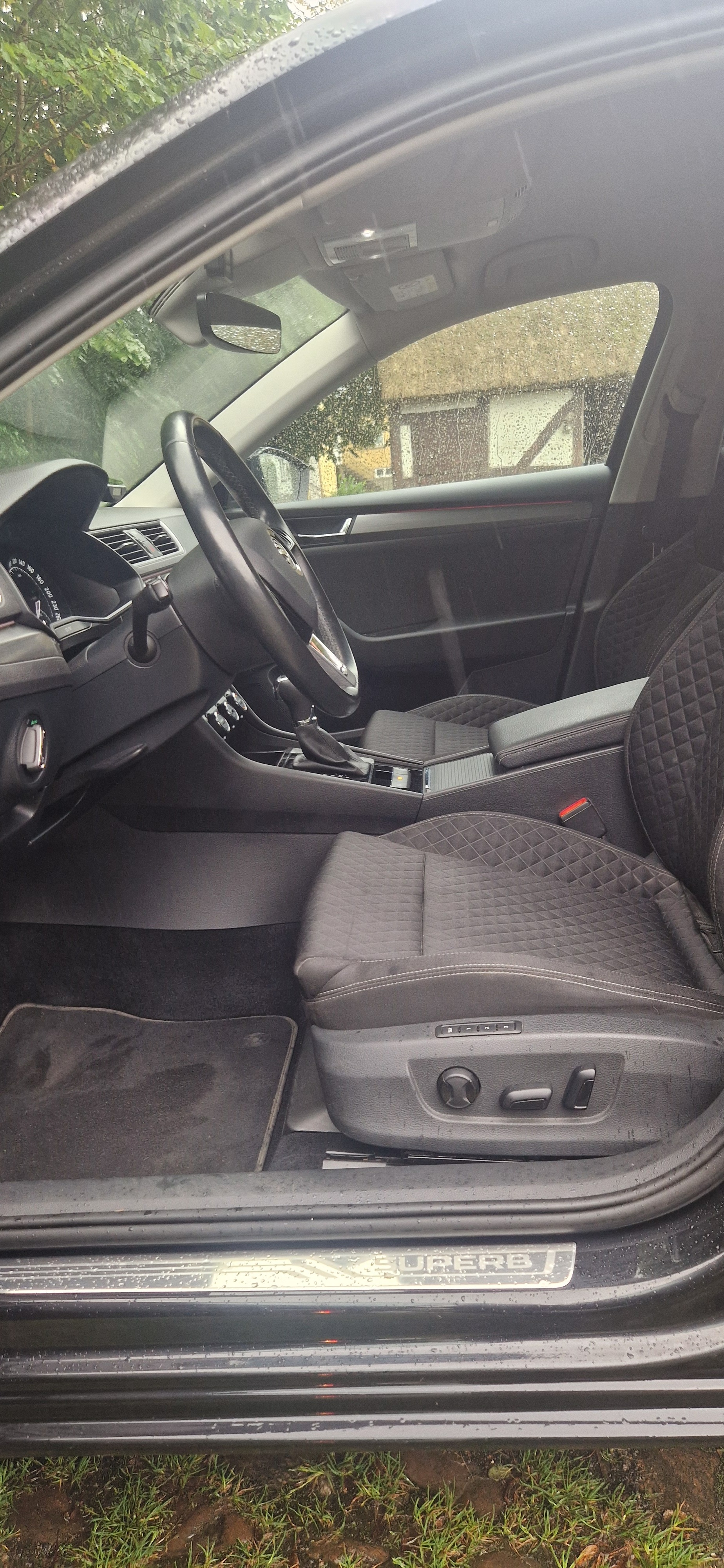 Sort Skoda Superb fra 2016