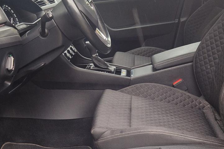 Sort Skoda Superb fra 2016
