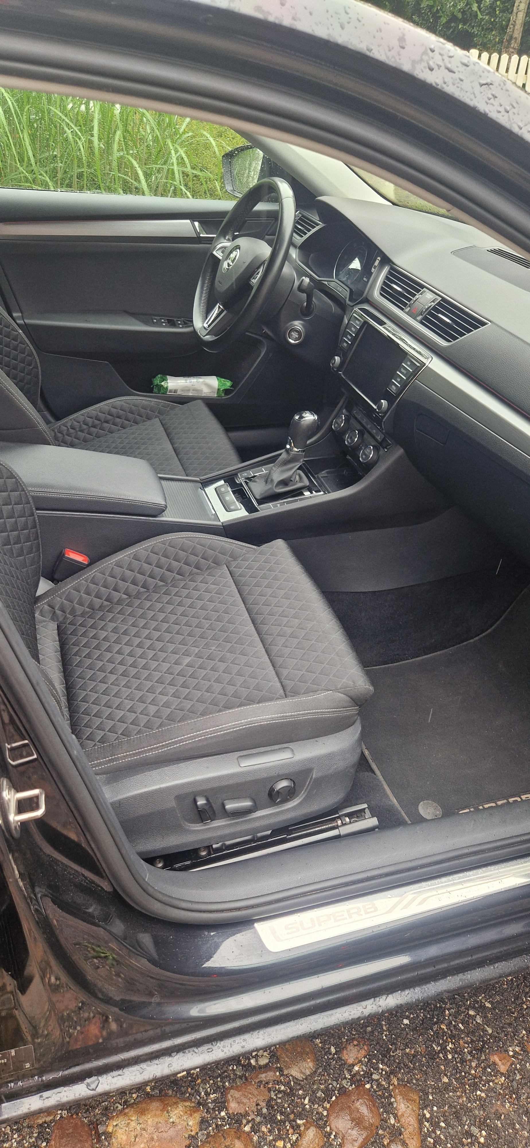 Sort Skoda Superb fra 2016