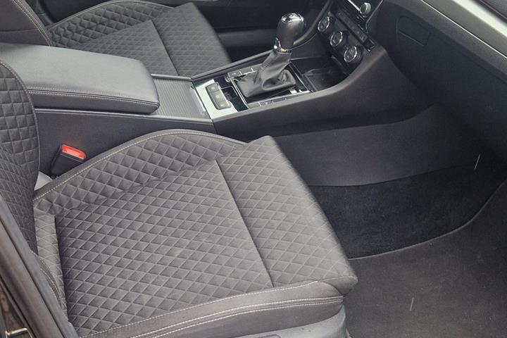 Sort Skoda Superb fra 2016