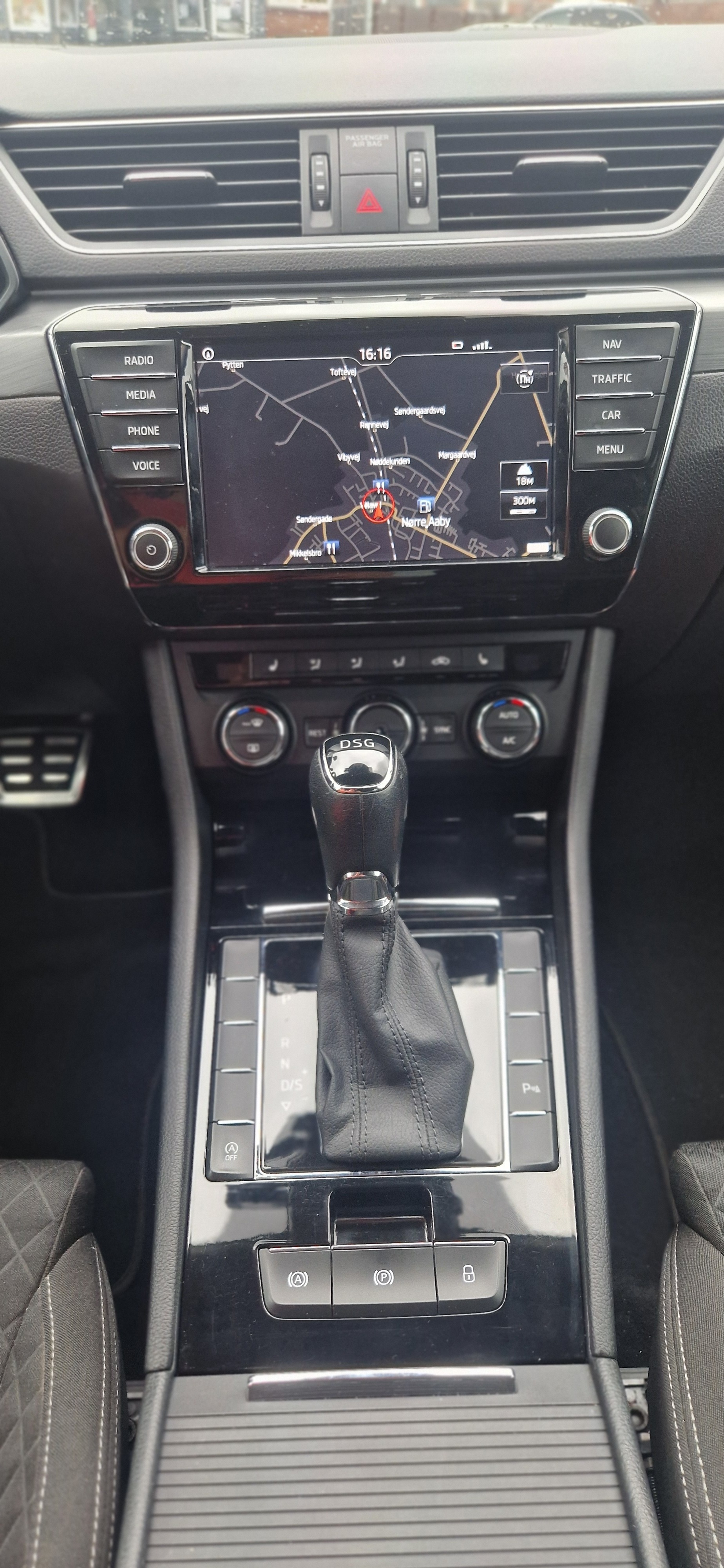 Sort Skoda Superb fra 2016