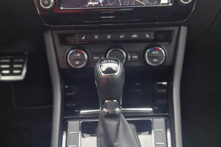 Sort Skoda Superb fra 2016