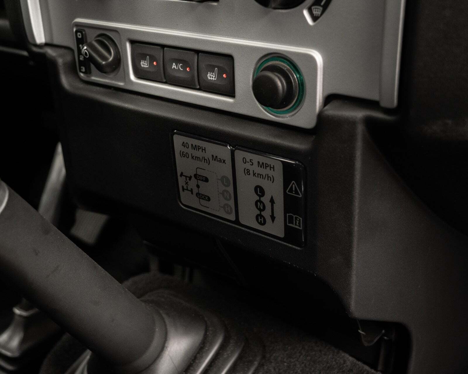 Sort Land Rover Defender 90 fra 2009 set indefra