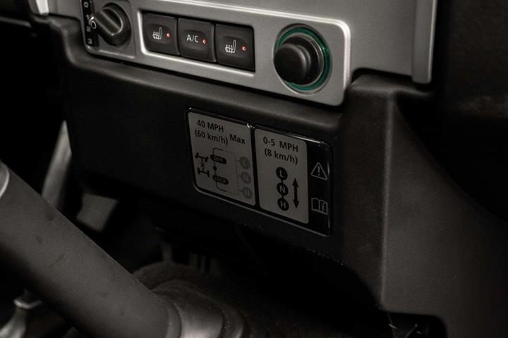 Sort Land Rover Defender 90 fra 2009 set indefra