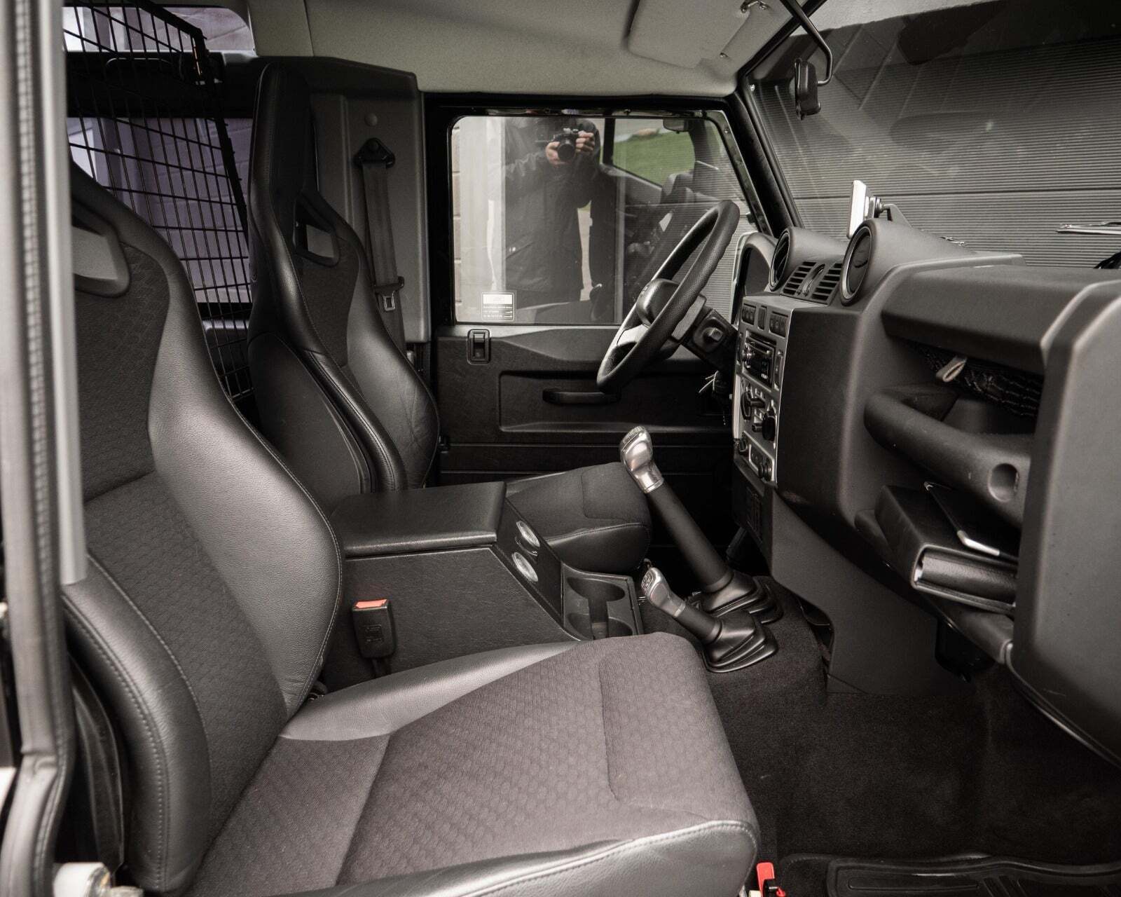 Sort Land Rover Defender 90 fra 2009 set indefra