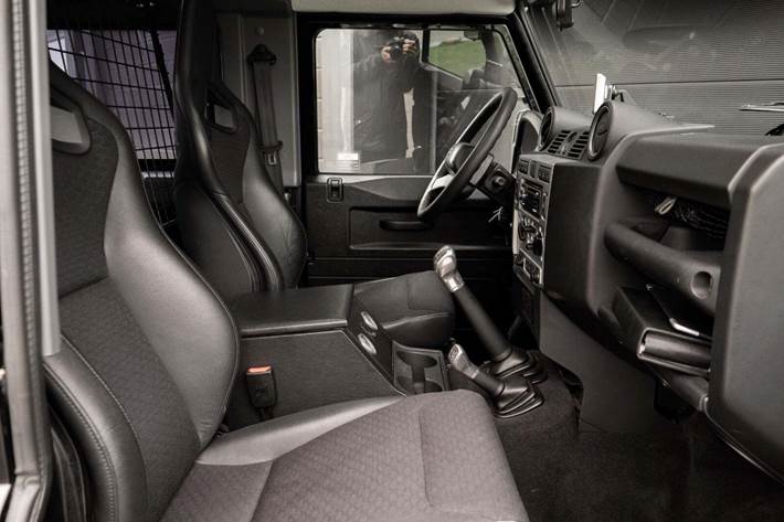 Sort Land Rover Defender 90 fra 2009 set indefra