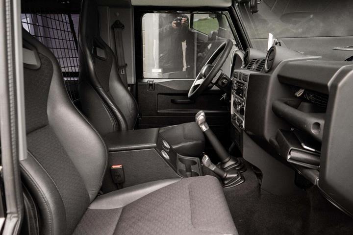 Sort Land Rover Defender 90 fra 2009 set indefra