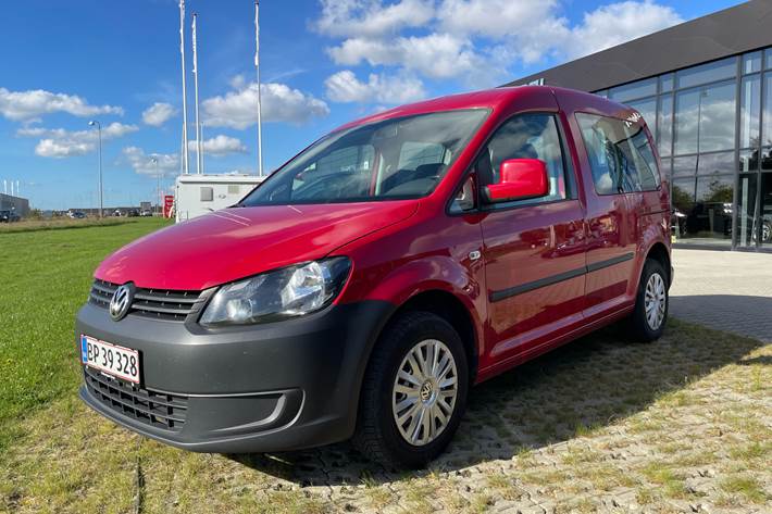 Rød VW Caddy fra 2014 set udefra